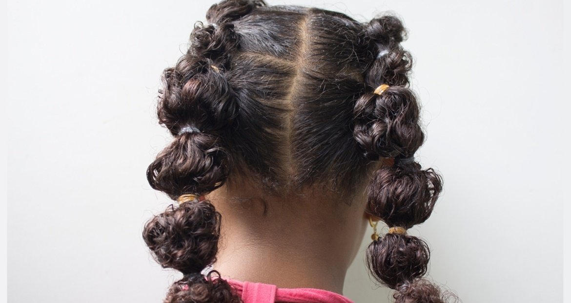 Penteado para cabelos cacheados: rabo de cavalo duplo